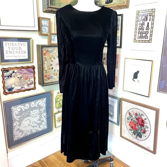 80s Vintage Lanz Black Velvet Modest Long Sleeve Midi Dress with Giant Keyhole - Picture 2 of 6